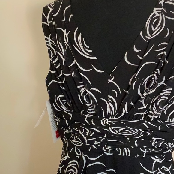 🤩Halter Dress NWT in bag bought in. NEW AS NEW. - Picture 3 of 9